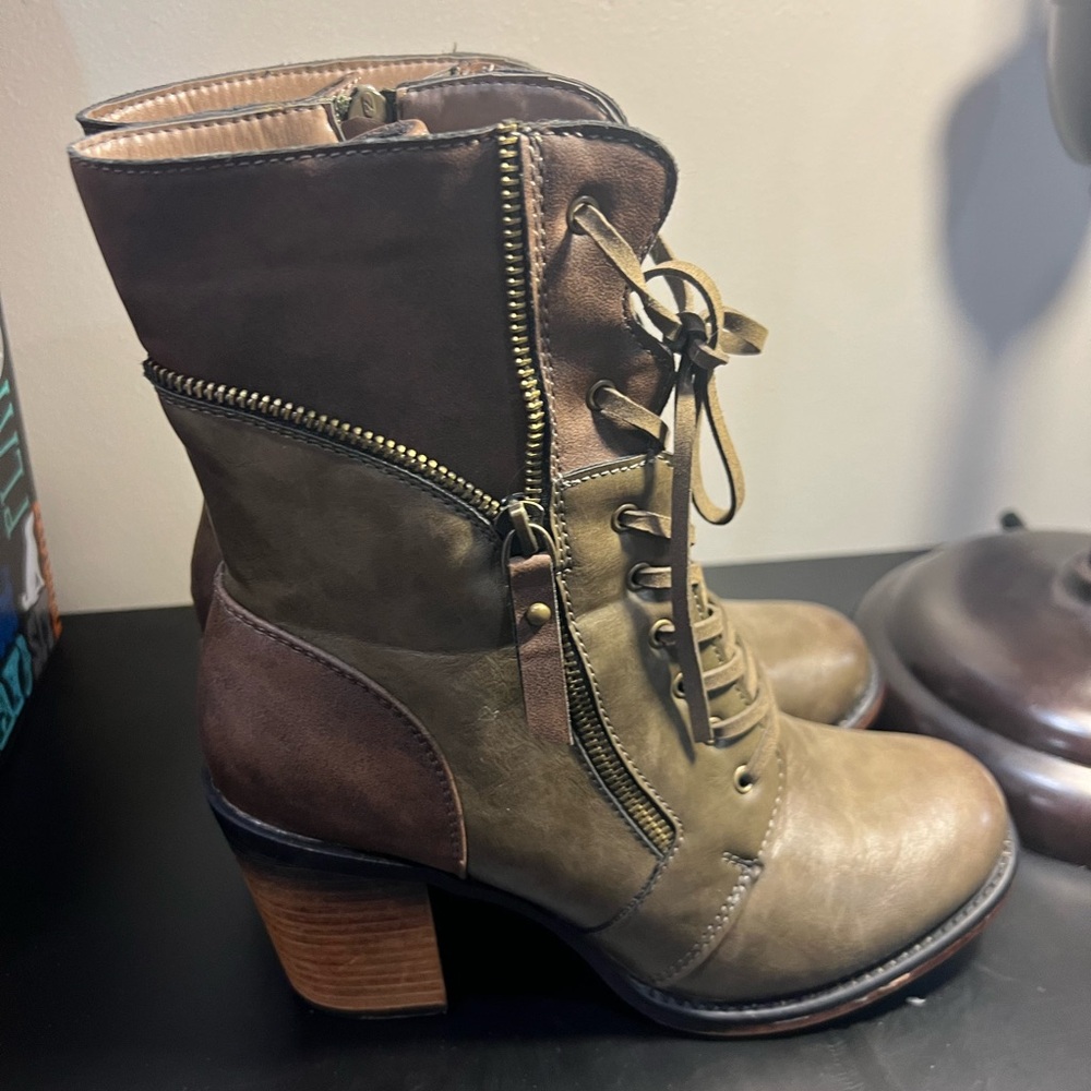 Heeled Boots. Brand New no box

Non name brand 

Sz 9